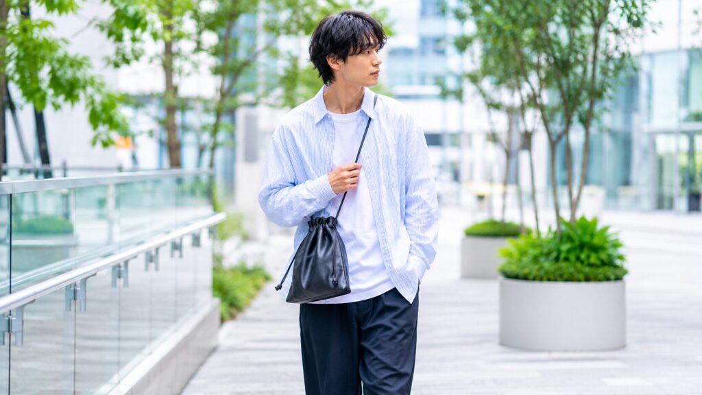 メンズ巾着バッグはダサいと言わせないコツ