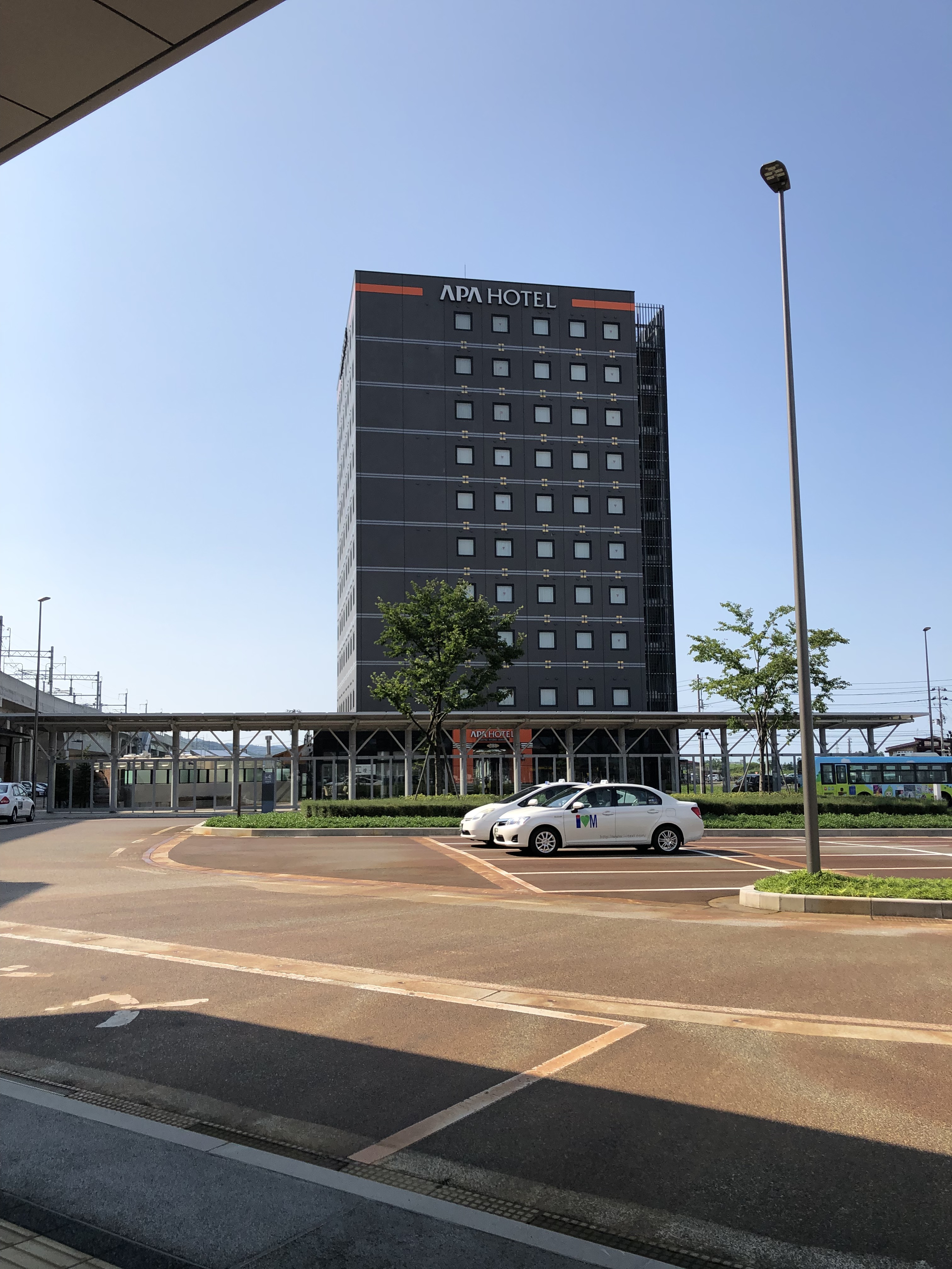 2019年8月1日に上越市「上越妙高駅前(アパホテル外観・移動中に撮影)」で撮影した写真