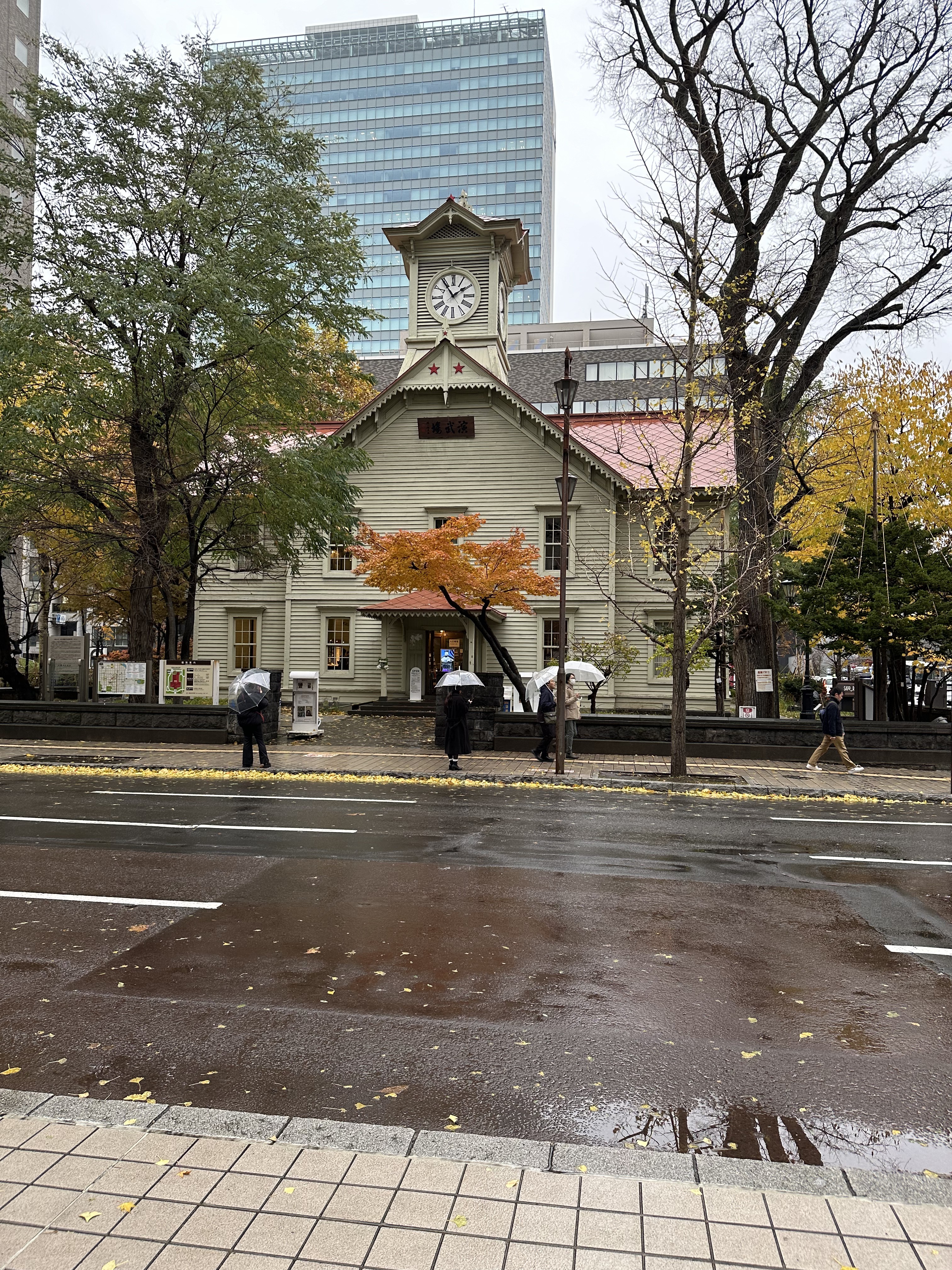 2024年11月17日に札幌市「札幌市時計台」で撮影した写真