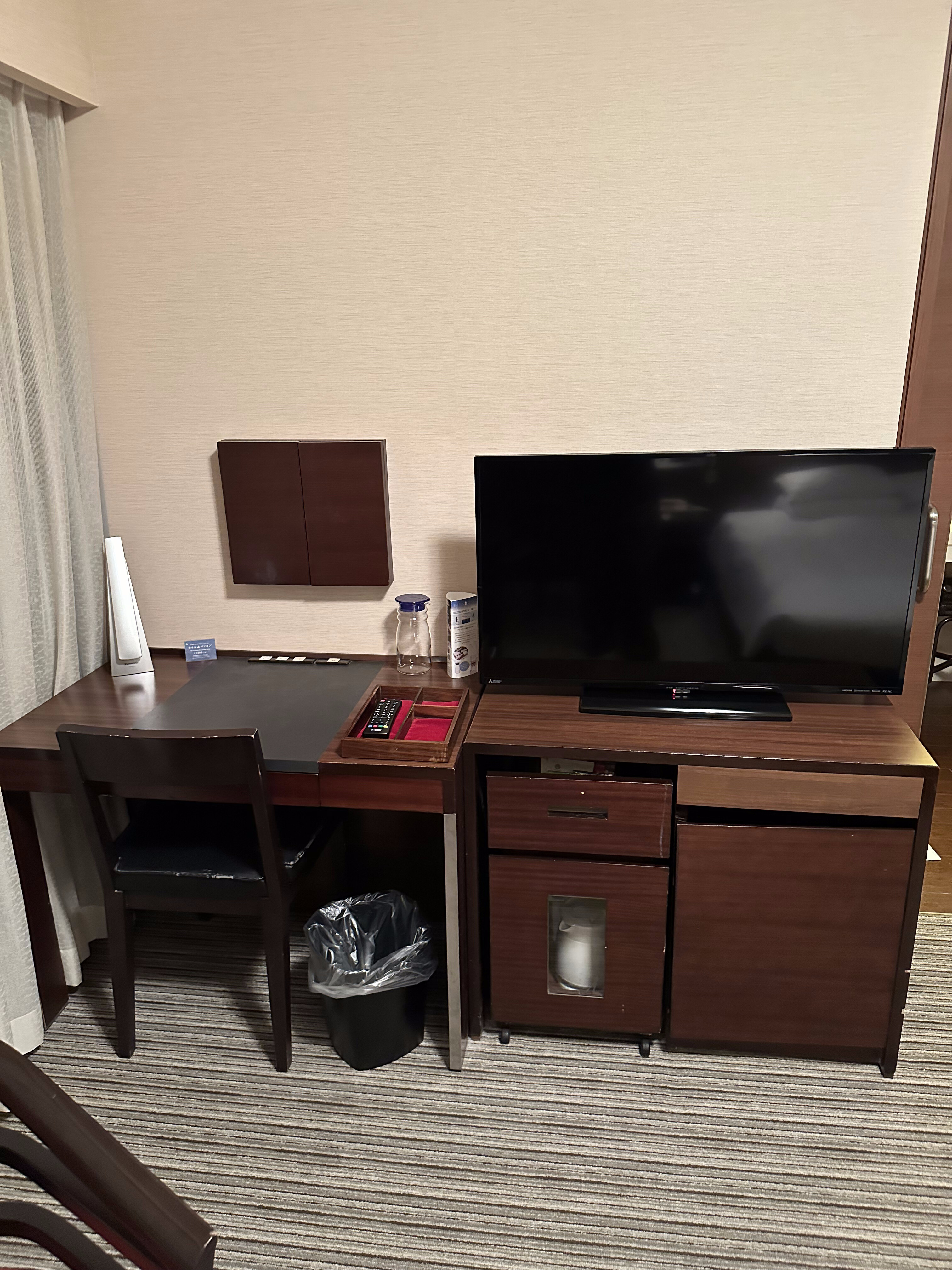 ホテルのテレビとスタンドライト