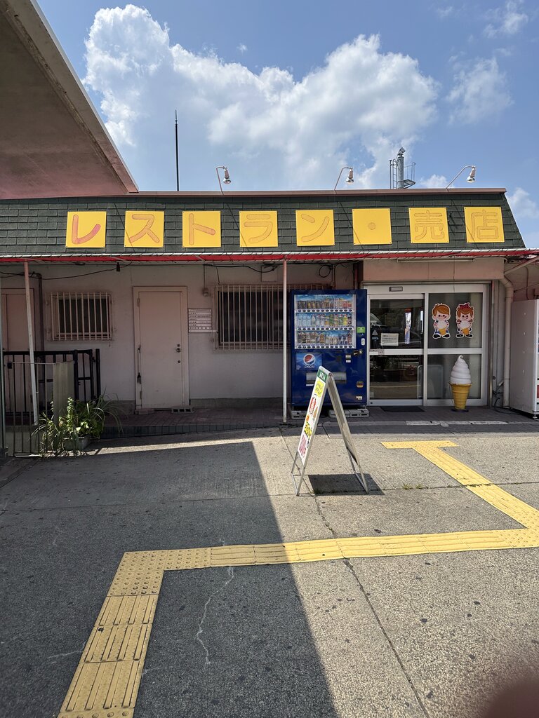 店内入り口の様子。あまり綺麗とは言えない印象でした。