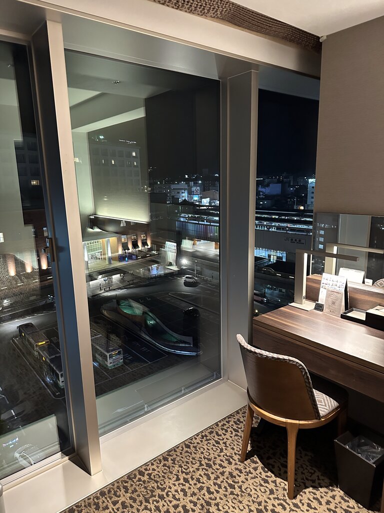 部屋の壁一面がガラス張りになっていて、非常に開放感があります。夜景も綺麗で奈良駅や奈良市内が一望できました。