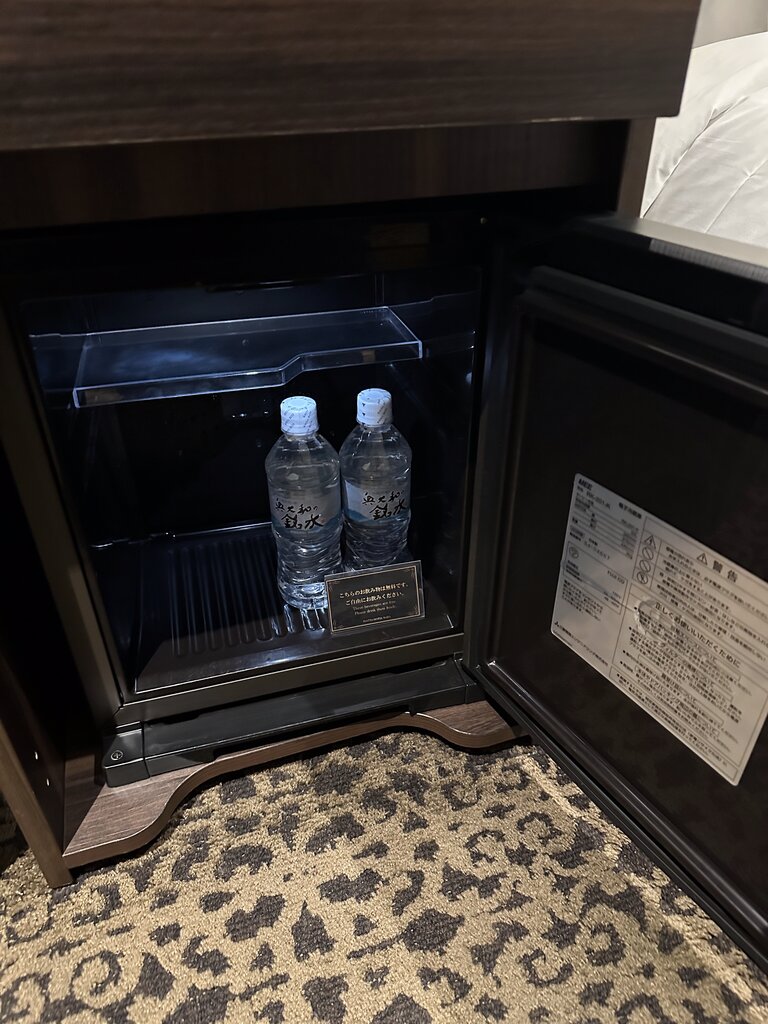冷蔵庫はそこまで大きくなく、どちらかというと少し小さめ。水が2本サービスでついていました。