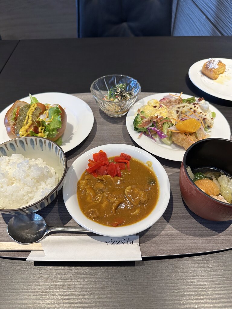ホテルの朝食バイキングです。全体的においしかったのですが、これが約3000円となると割高な印象でした。個人的には次回はもう良いかもしれません。