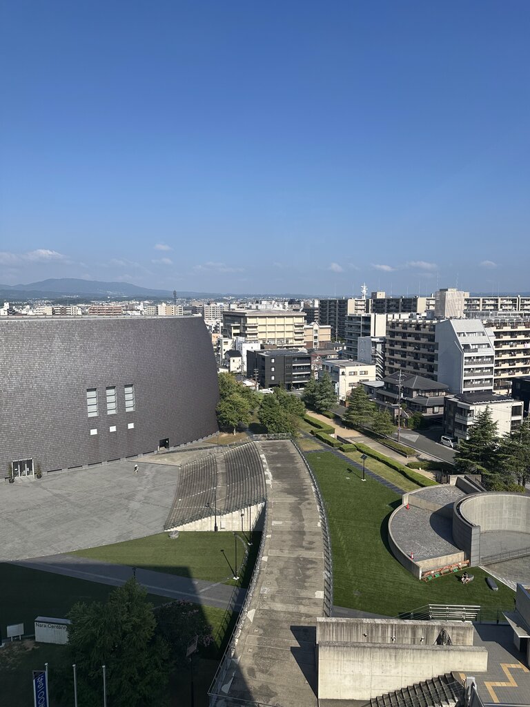 部屋から撮影した朝の景色。奈良駅前が一望できる眺望です。