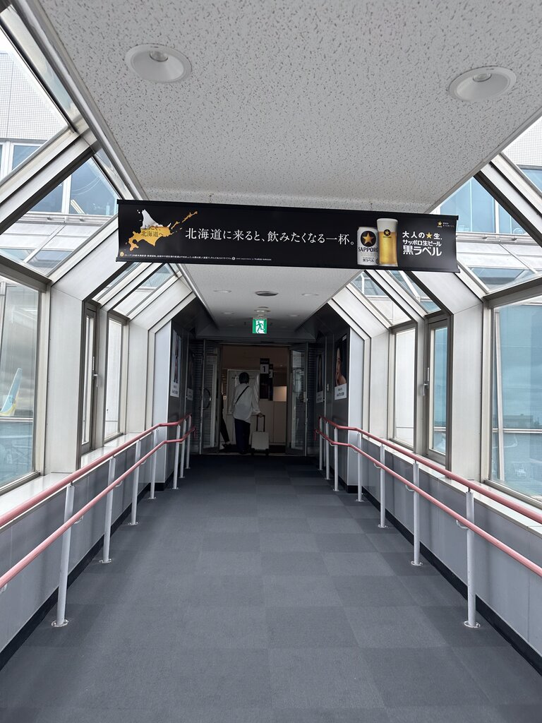新千歳空港に到着。荷物を受け取るところに向かう通路の様子です。