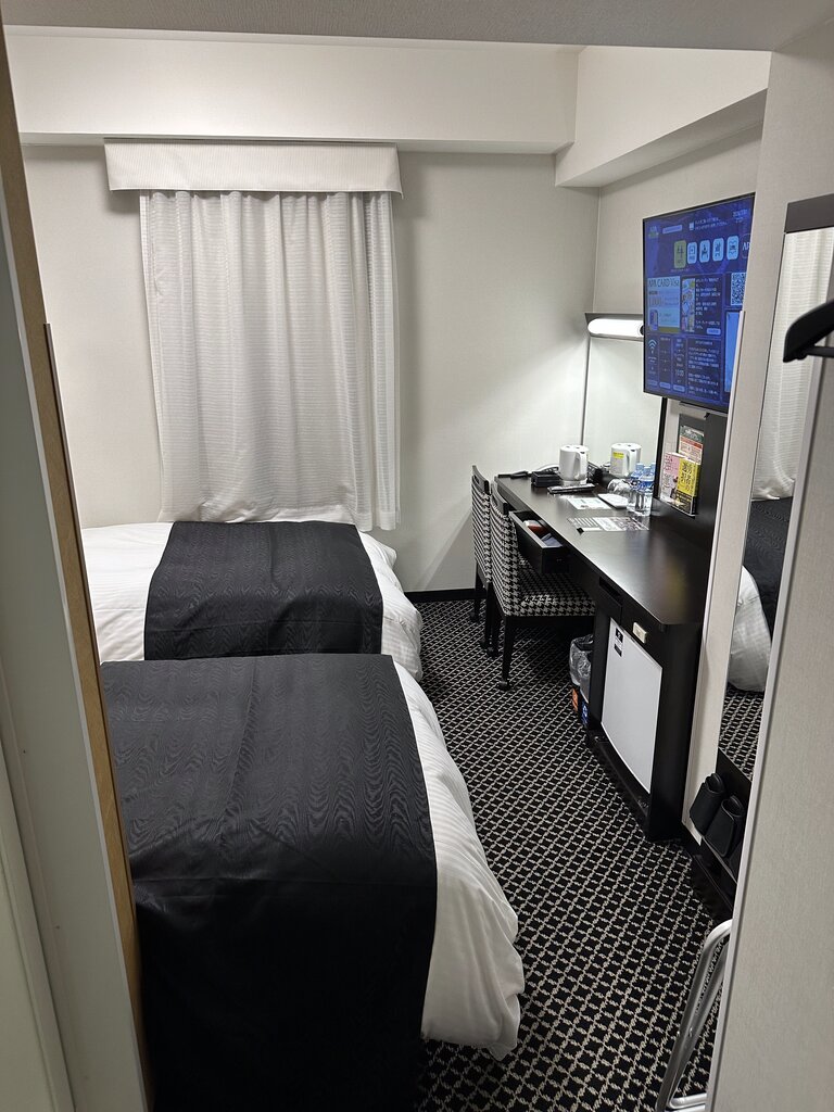 部屋の全体はこんな感じ。今回はシングルが空いておらず、一番安かったツインのプランで宿泊。ベッドは綺麗で布団や枕はふかふかでした。
