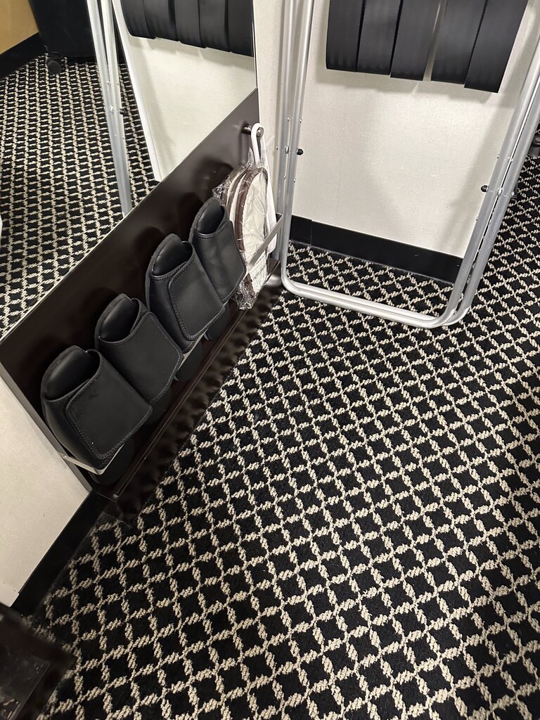 備え付けのスリッパ。よくあるぺらぺらの使い捨てスリッパもありますが、しっかりしたスリッパも用意されています。私はスリッパをよく使うので、何気に高評価ポイントでした。