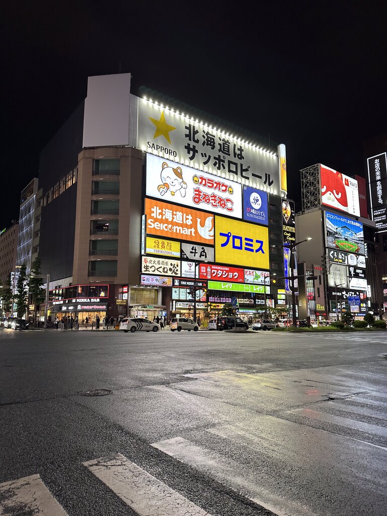 金曜日だからか、すすきのはいつもより賑わっていました。写真は駅から少し離れたホテル近辺の様子です。