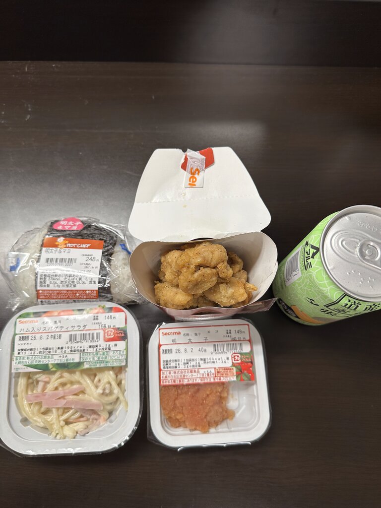 北海道に来たら1度は食べるセイコーマートの惣菜。ここのフライドチキンがめちゃ旨で、何度食べても飽きません。現地の人の情報だと、なんでも唯一ケンタッキーのレシピを購入できた会社らしく、たしかにケンタッキーに近い味で美味しいです。おにぎり・明太子・サラダスパゲティも美味しく、北海道ということで夕張メロンサワーも購入してホテルでゆっくり楽しみました。