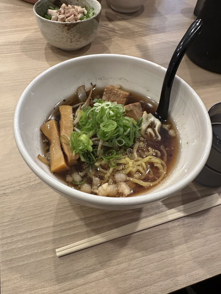麺処まるはBEYONDの札幌背油しょうゆラーメン。香ばしく炒めたたまねぎが入っていて、背油しょうゆと非常にマッチして美味しかったです。