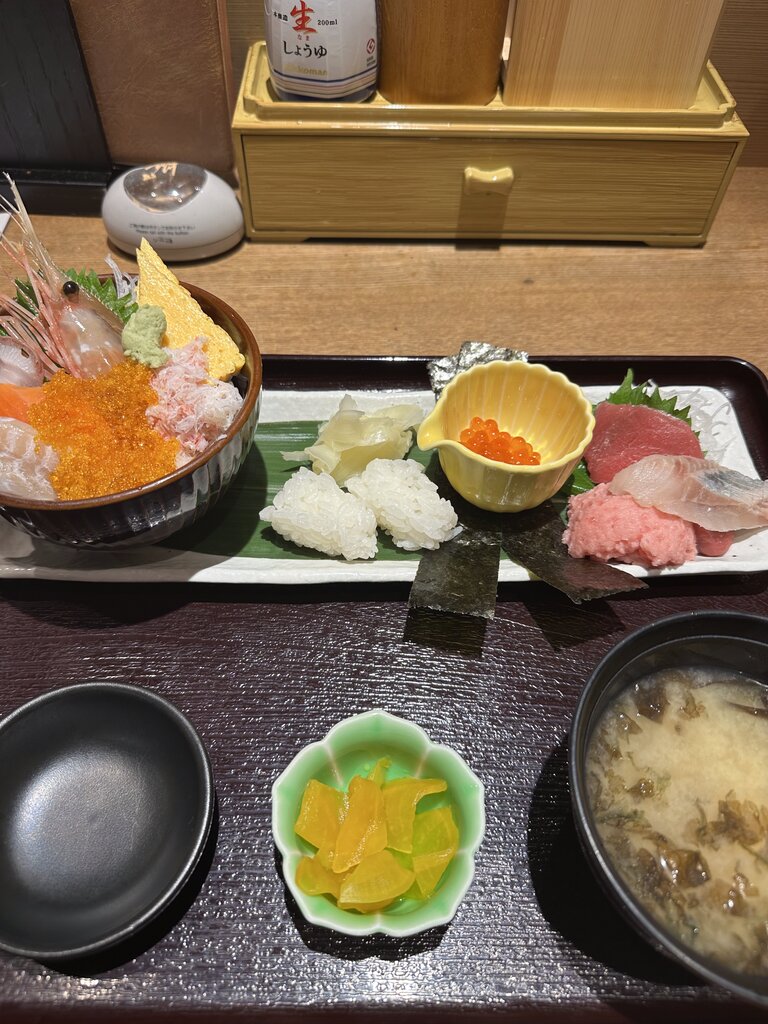 海鮮欲張り定食の全体像。海鮮丼に加えて、しゃり・海苔・ネタ(いくら、まぐろのたたき、切り身等)が添えられていて、刺身で食べてもよし、寿司にして食べてもよしの好きなように楽しめる形式です。