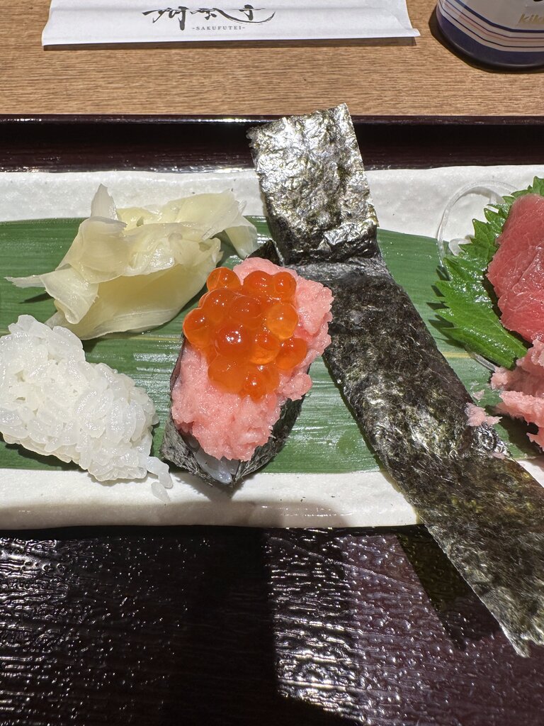 まぐろのたたきをいくらを乗せた軍艦巻きにして食べてみました。非常に贅沢で美味でした。海鮮丼や残ったネタ(刺身)も新鮮で美味しかったです。