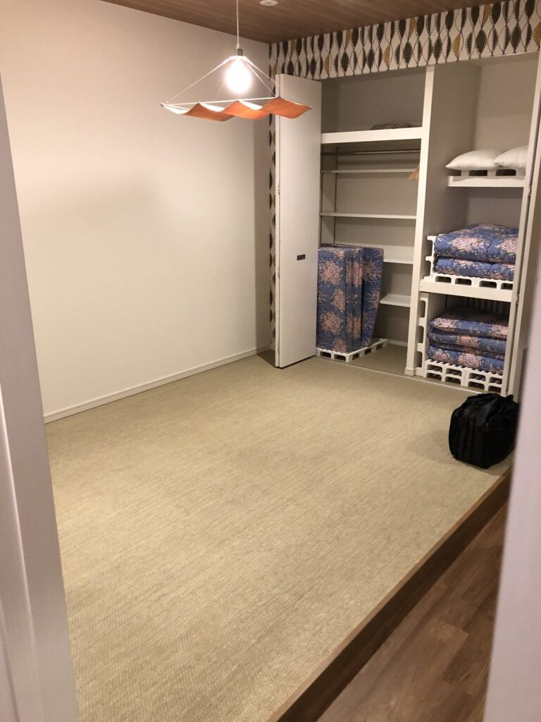 同じ宿の寝室スペースと布団収納