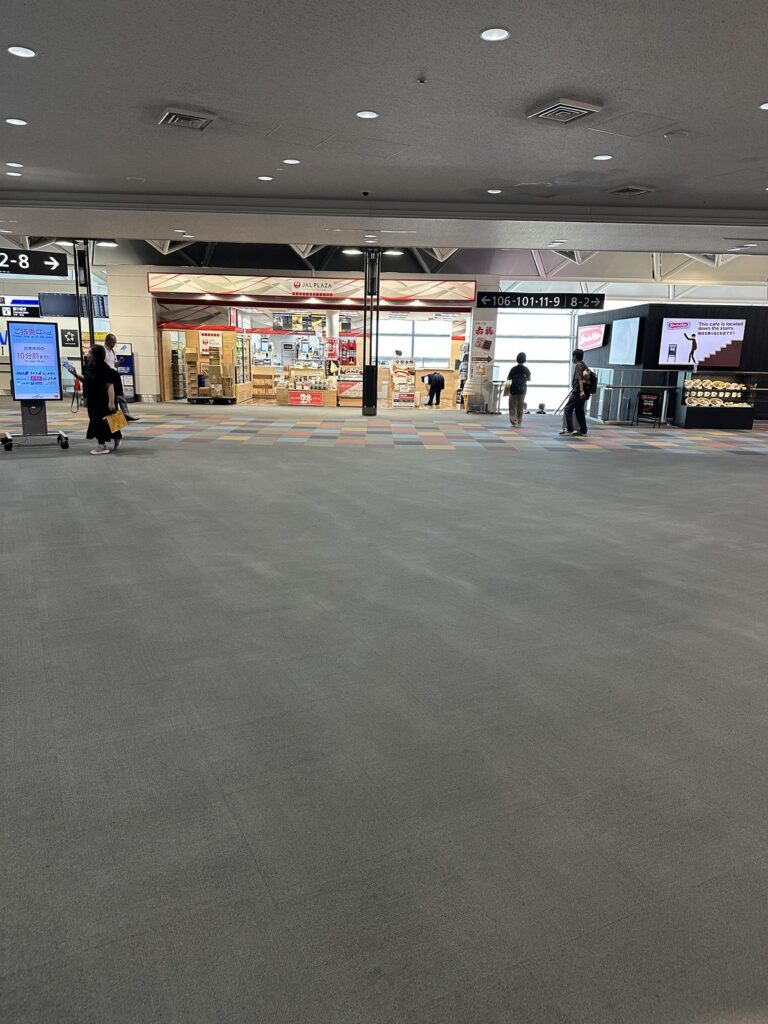 中部国際空港セントレアの保安検査後の出発エリア