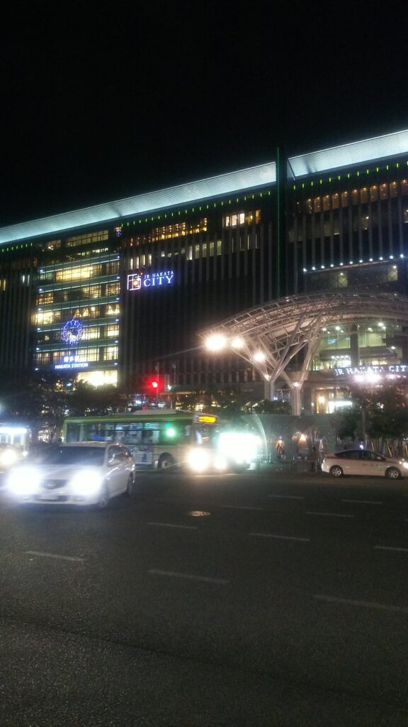夜の博多駅とJR博多シティ