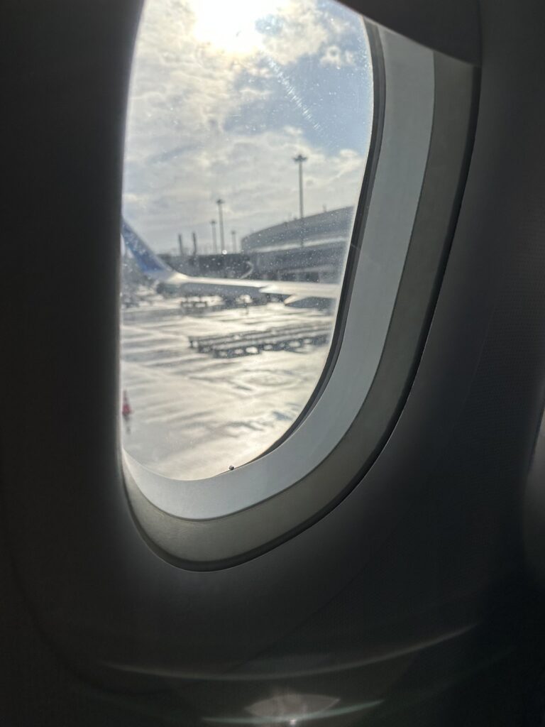 新千歳空港で機内の窓から見た駐機場